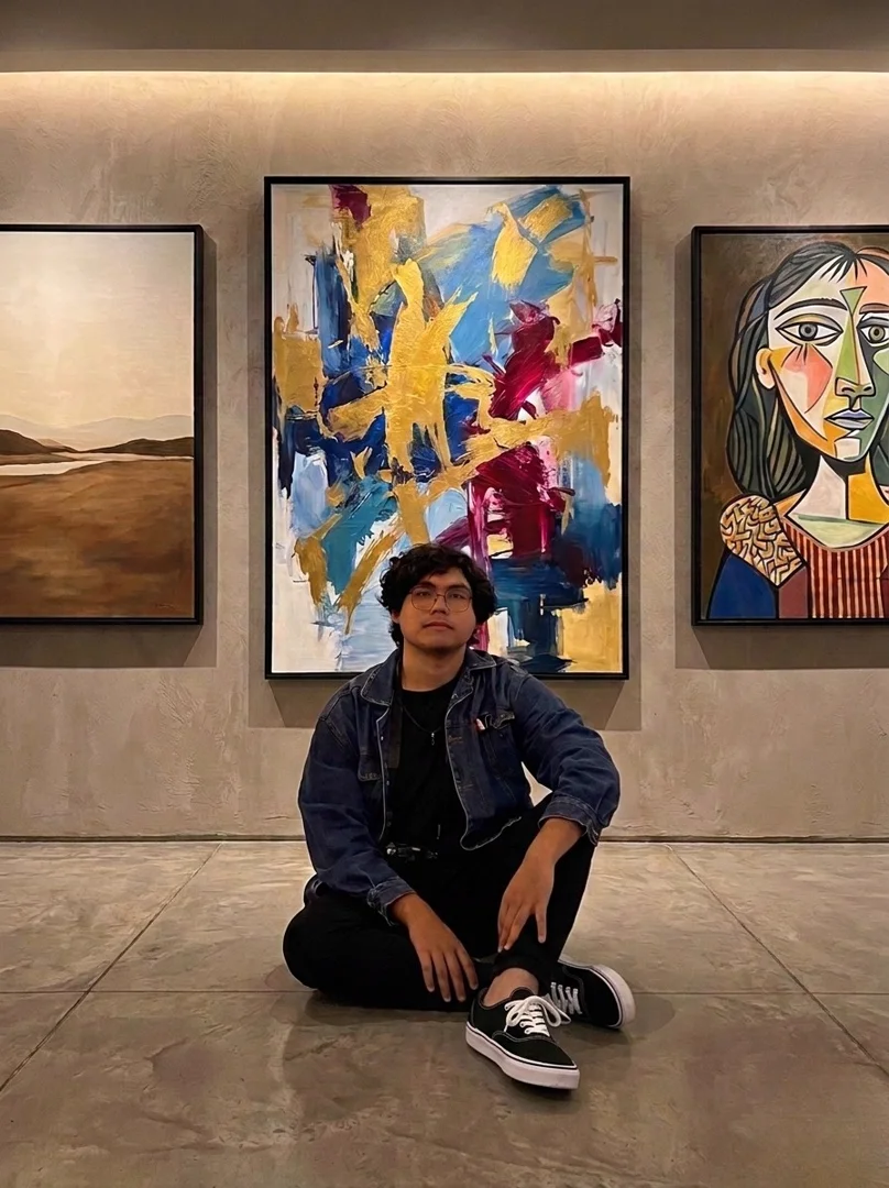Antonio Cortazar sentado frente a una galería de arte